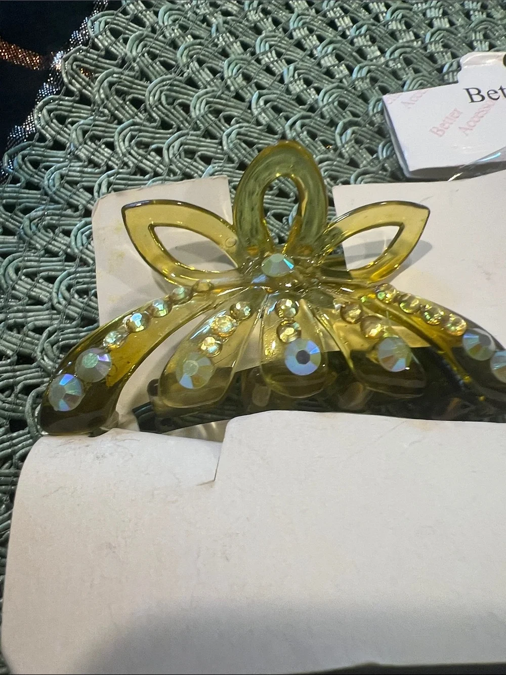 NWT set of 6 difAssorted Decorative Hair Claw Clips , Yellow, Gold, Clear, black